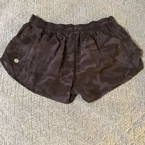 Lululemon hotty hot shorts 2.5”